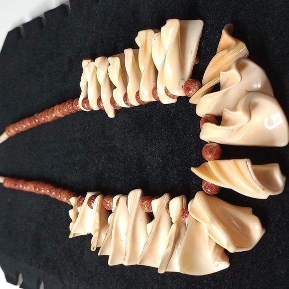 Vintage Unquie Shell and Coral Bead Necklace - Picture 3 of 14